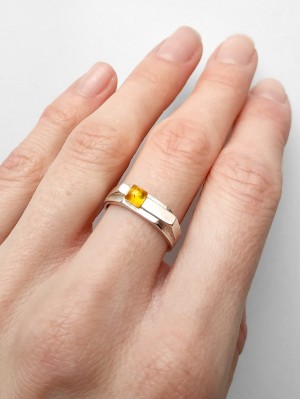 Кольцо посеребренное с желтым янтарем