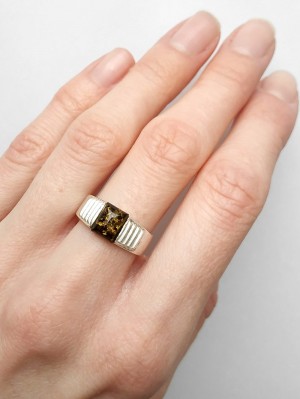 Кольцо посеребренное с зеленым янтарем