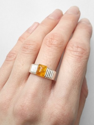 Кольцо посеребренное с желтым янтарем