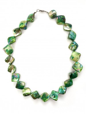 Бусы из зеленого перламутра