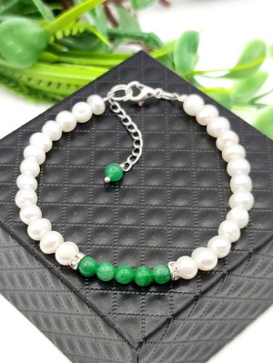 Браслет из белого жемчуга и зеленого агата