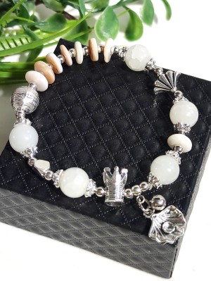 Браслет с бежевым перламутром и агатом (синтетическим)