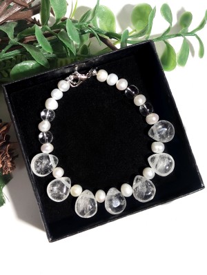 Браслет из горного хрусталя и жемчуга