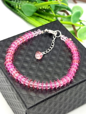 Браслет из розового кварца (синтетического) с пайетками