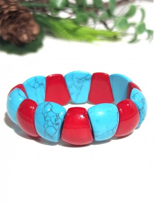 Браслет из говлита (стилизация под бирюзу) и коралла
