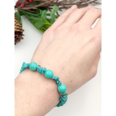 Браслет из говлита (стилизация под бирюзу) и имитации бирюзы