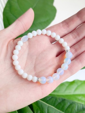 Браслет из лунного камня (синтетического) и матового белого агата (под заказ)