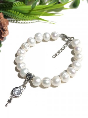Браслет из жемчуга с подвеской ключиком