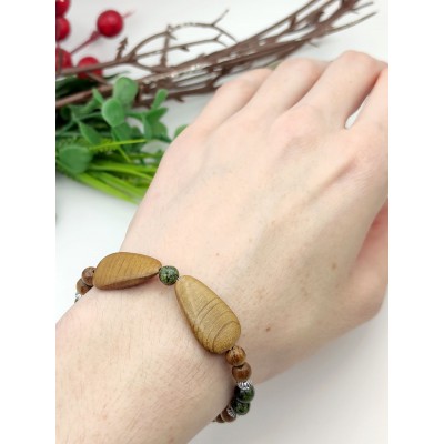 Браслет из змеевика и дерева