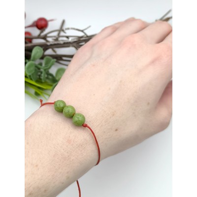 Браслет-оберег Шамбала красная нить (вощёная) с нефритом