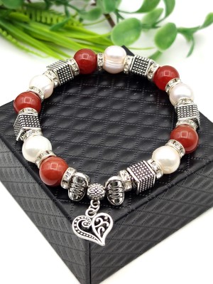 Браслет с белым жемчугом и сердоликом