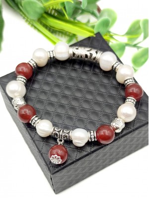 Браслет с белым жемчугом и сердоликом