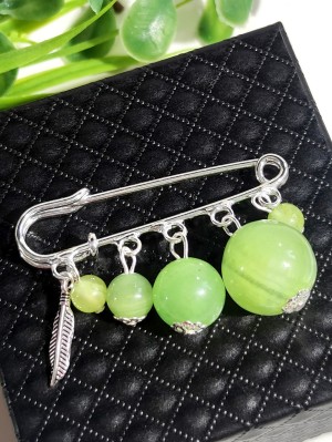 Брошь из зеленого оникса