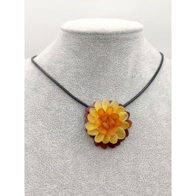 Брошь-подвеска Хризантема с коньячным, медовым и лимонным янтарем