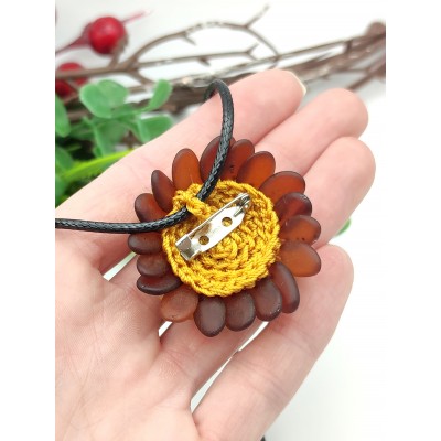 Брошь-подвеска Хризантема с коньячным, медовым и лимонным янтарем