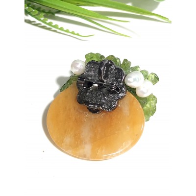 Брошь-подвеска с желтым халцедоном, хризолитом, жемчугом и перламутром