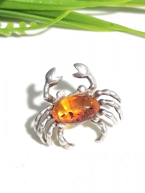 Брошь посеребренная Крабик с коньячным янтарем 