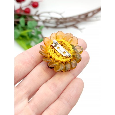 Брошь с лимонным, зелёным и белым королевским янтарем