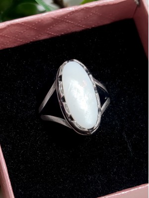 Кольцо посеребренное с белым перламутром