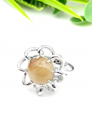 Кольцо посеребренное с бежевым агатом и фианитами