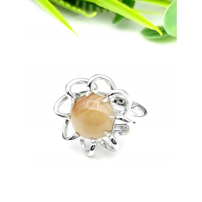 Кольцо посеребренное с бежевым агатом и фианитами