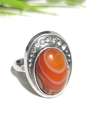 Кольцо посеребренное с сардониксом (сердоликом) Кольцо посеребренное с сардониксом (сердоликом)