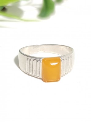 Кольцо посеребренное с желтым янтарем