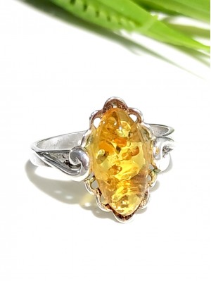 Кольцо посеребренное с желтым янтарем