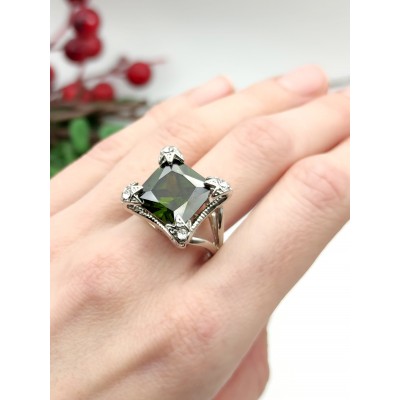 Кольцо с зеленым фианитом