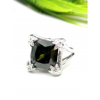 Кольцо с зеленым фианитом