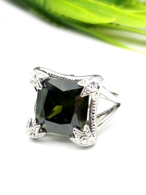 Кольцо с зеленым фианитом