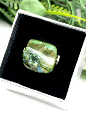 Кольцо с зеленым перламутром