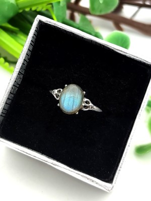 Кольцо с лабрадором с голубой иризацией