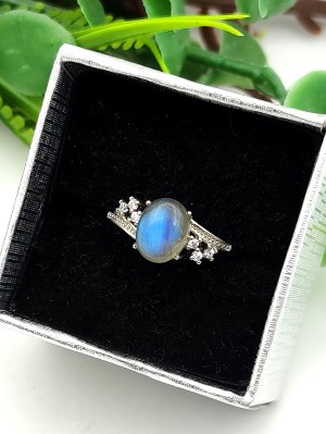 Кольцо с лабрадором с синей иризацией