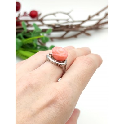 Кольцо с розой из коралла "Кожа ангела" Кольцо с розой из коралла "Кожа ангела"
