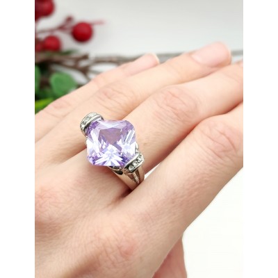 Кольцо с сиреневым фианитом