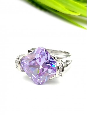 Кольцо с сиреневым фианитом
