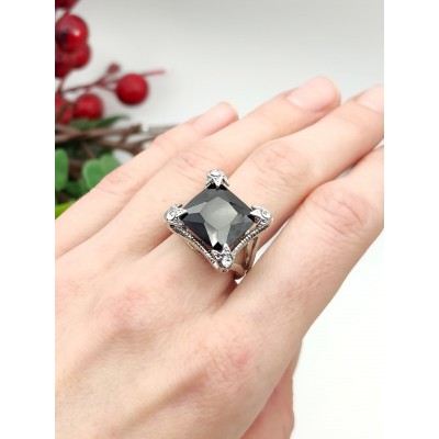 Кольцо с черным фианитом