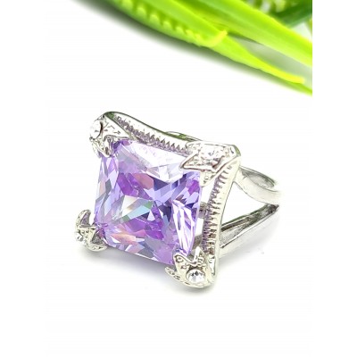 Кольцо с сиреневым фианитом