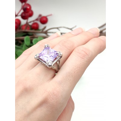 Кольцо с сиреневым фианитом