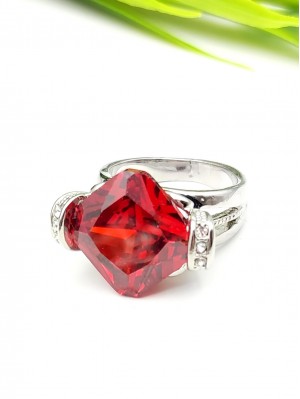 Кольцо с красным фианитом