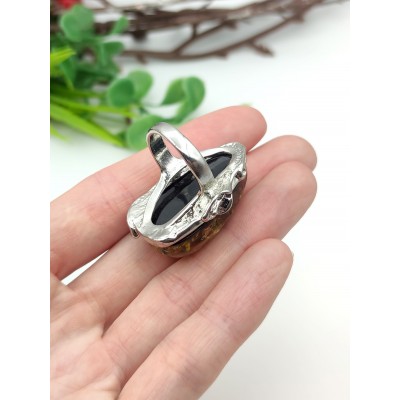 Кольцо с зелёным бернитом (сплав смол и янтаря)