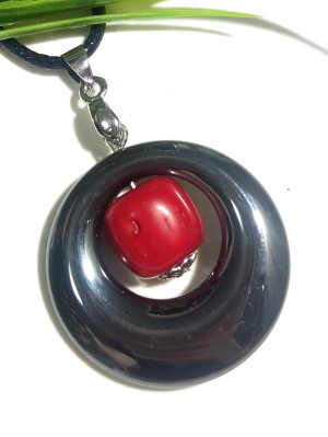 Подвеска из гематита и коралла