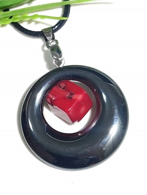 Подвеска из гематита и коралла