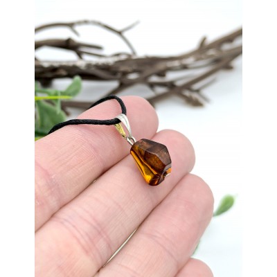 Подвеска из коньячного янтаря