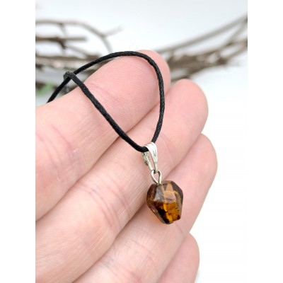 Подвеска из коньячного янтаря
