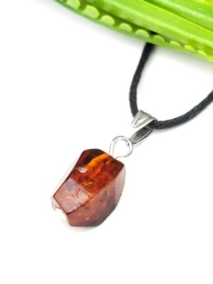 Подвеска из коньячного янтаря
