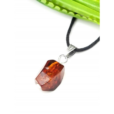 Подвеска из коньячного янтаря
