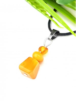 Подвеска из коньячного и медового янтаря