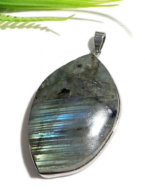 Подвеска из лабрадора